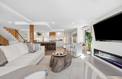Thomas Drive House | Gorgeous Waterfront Luxury Beach House Sleeps 16, Bay front with kayaks & pool!