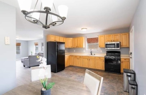 New Haven House | Gorgeous Waterfront 3 Bedroom, 1.5 Bathroom Unit.