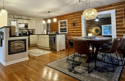 Eatonton House | Gorgeous Waterfront Log Home On Lake Sinclair