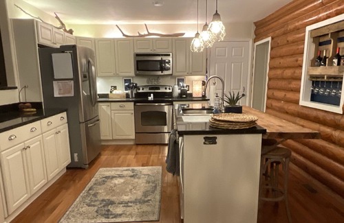 Eatonton House | Gorgeous Waterfront Log Home On Lake Sinclair