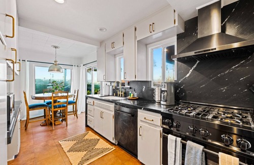 Silver Strand House | Gorgeous Waterfront Ocean Views!