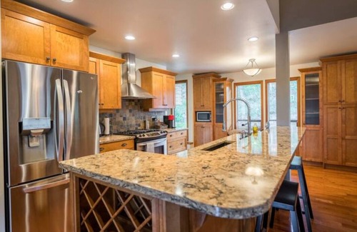 West Kelowna Estates House | Gorgeous West Coast Home/Hot Tub/Lake view