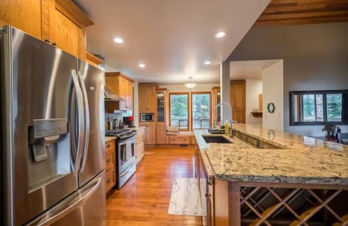 West Kelowna Estates House | Gorgeous West Coast Home/Hot Tub/Lake view