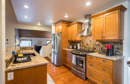 West Kelowna Estates House | Gorgeous West Coast Home/Hot Tub/Lake view