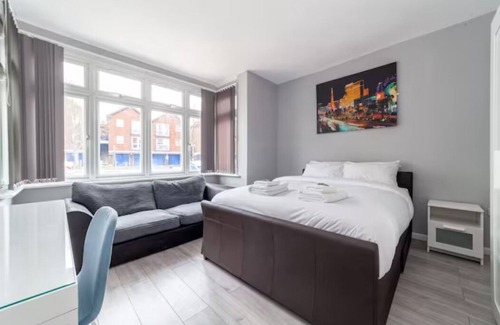 Selhurst House | Gorgeously decorated 4BR Maisonette, South Norwood