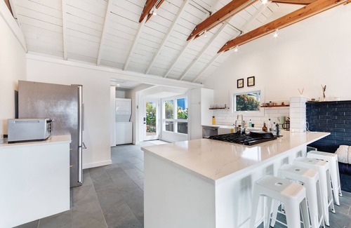 Old Town House | Gorgeously styled bungalow overlooking Bodega Harbor, Sauna, walk to town, Dogs