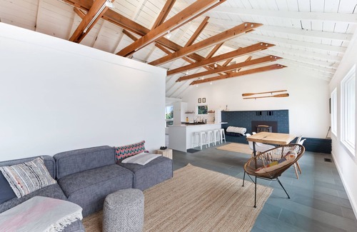 Old Town House | Gorgeously styled bungalow overlooking Bodega Harbor, Sauna, walk to town, Dogs
