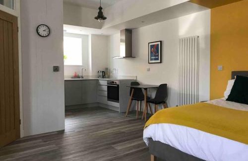Goring-by-Sea Apartment | Goring Beach Studio - 2 min walk from seafront