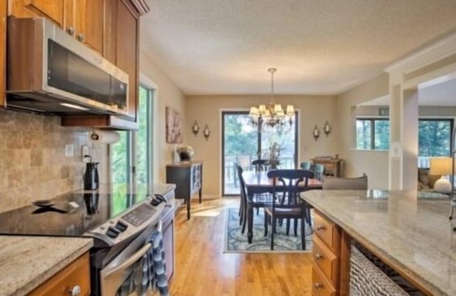 North Shore House | Got It All - 3 Kayaks, 1 Canoe, Hot Tub, Wifi, Ping Pong, Sandy beach, Firepit.