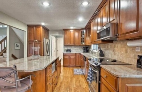 North Shore House | Got It All - 3 Kayaks, 1 Canoe, Hot Tub, Wifi, Ping Pong, Sandy beach, Firepit.