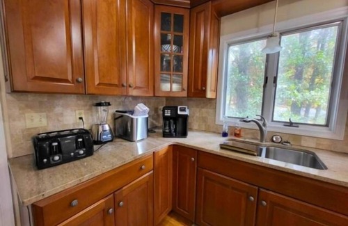 North Shore House | Got It All - 3 Kayaks, 1 Canoe, Hot Tub, Wifi, Ping Pong, Sandy beach, Firepit.