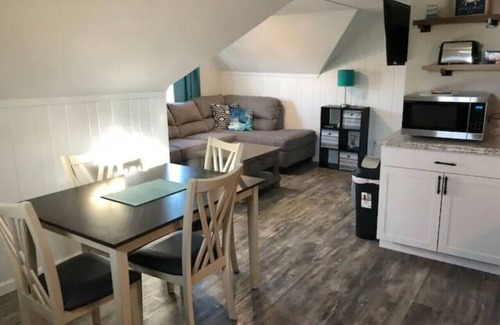 Geneva-on-the-Lake Apartment | GOTL Lakeview Loft- Sunset Vacation Rentals