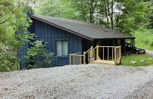 Topton Cabin | Grace Cottage: Cozy. Affordable. On the lake. Perfect for a small family!