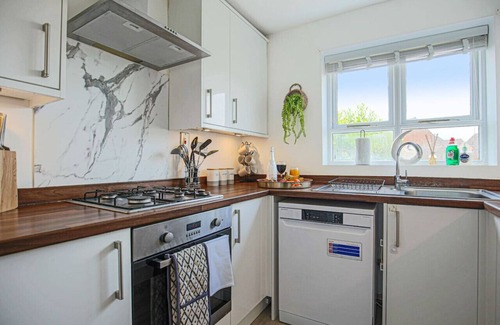Milton Keynes House | Grace House City Centre Location Driveway Parking, Pool Table and Sky TV