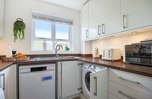 Milton Keynes House | Grace House City Centre Location Driveway Parking, Pool Table and Sky TV