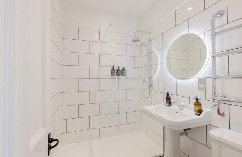 Tring Apartment | Grace's Guesthouse 68b