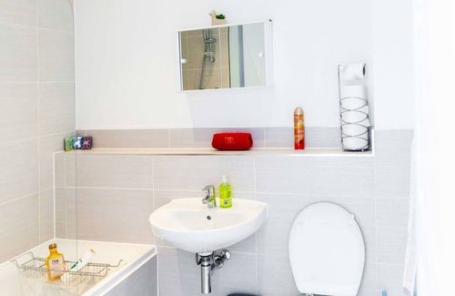 Sittingbourne House | Graceful Home Away Sittingbourne 3BH