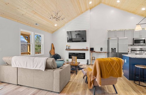 Franklin House | Graceland Mountain Retreat | Secluded Mountaintop Home on 10 Acres