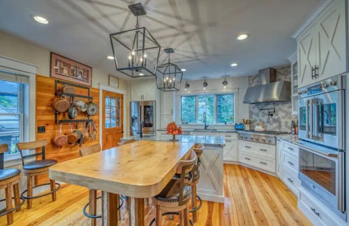 North Woodstock House | “Gracie Mansion” 4 Bed 3.5 Bath near New Loon Mtn