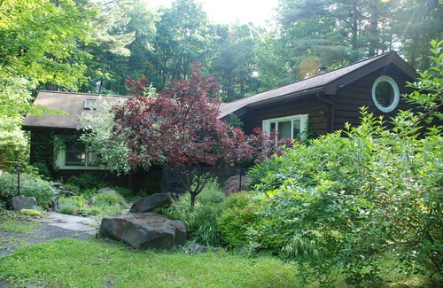 Woodstock House | Gracious Woodstock Retreat -Walking Distance to Town
