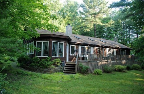 Woodstock House | Gracious Woodstock Retreat -Walking Distance to Town