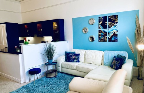 Torquay House | *Graciously large one bed by the Sea*