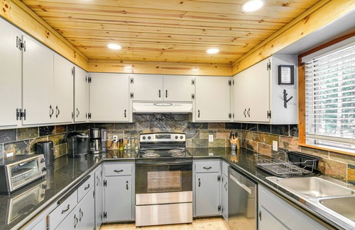 Graeagle Cabin | Graeagle Vacation Rental Cabin w/Game Room!