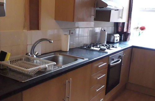 Trafford House | Grand 4-Bed Quasi semi House in Manchester