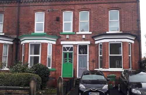 Trafford House | Grand 4-Bed Quasi semi House in Manchester