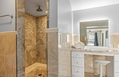 Rancho Oakey House | Grand 5 Bedroom Home with Pool 2 miles from Strip