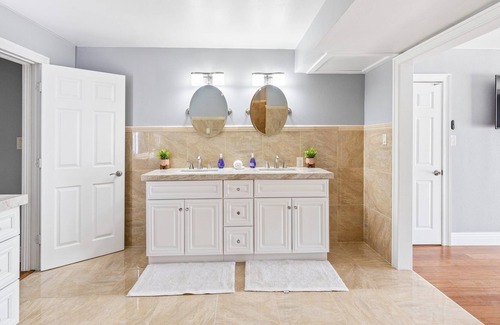 Rancho Oakey House | Grand 5 Bedroom Home with Pool 2 miles from Strip