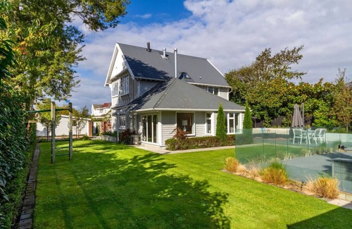 Fendalton House | Grand 5 Bedroom Villa in Fendalton Heated Pool