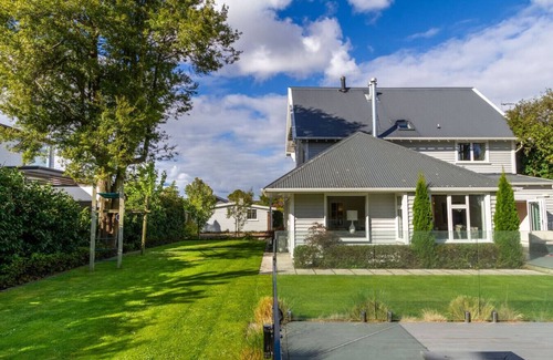 Fendalton House | Grand 5 Bedroom Villa in Fendalton Heated Pool