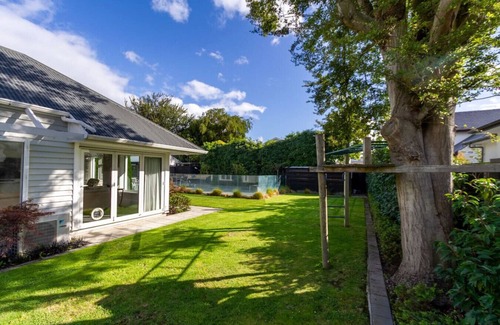 Fendalton House | Grand 5 Bedroom Villa in Fendalton Heated Pool