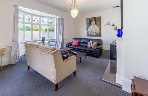 Fendalton Apartment | Grand 5-Bedroom Villa in Fendalton