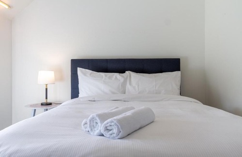 Fendalton Apartment | Grand 5-Bedroom Villa in Fendalton