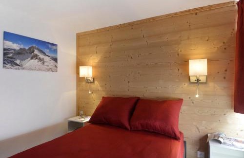 Macot-la-Plagne Apartment | Grand appartement rénové - 11 pers - Centre station - Balcon - FR-1-181-2379