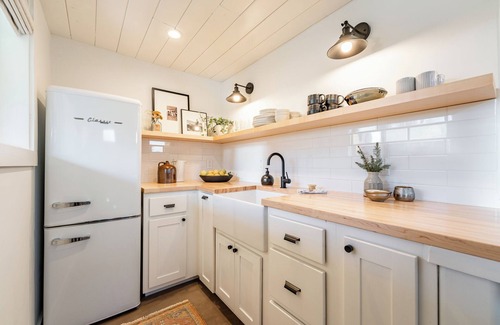 Williams House | Grand Canyon Close Tiny House: 3 Block Walk to Town: Fire Pit, AC, WiFi