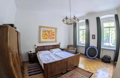 Stuwerviertel Apartment | Grand, Central 2BR Apartment