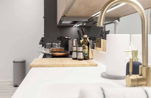 Leeds City Center Apartment | Grand Central Flat, Train Station - Sleeps 8