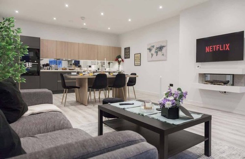 Leeds City Center Apartment | Grand Central Flat, Train Station - Sleeps 8