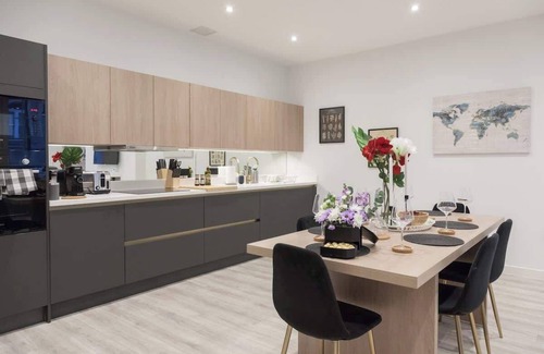 Leeds City Center Apartment | Grand Central Flat, Train Station - Sleeps 8