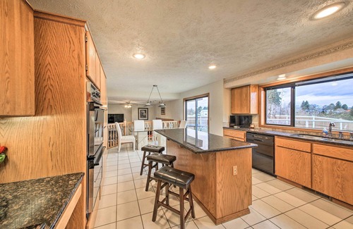 Greenacres House | Grand Getaway w/Hot Tub in Spokane Valley!