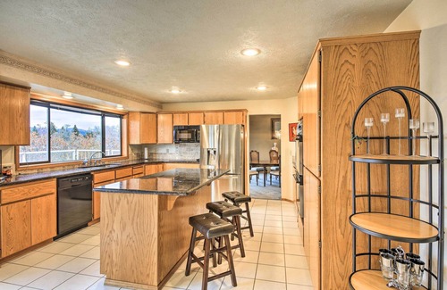 Greenacres House | Grand Getaway w/Hot Tub in Spokane Valley!