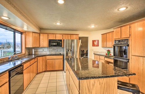 Greenacres House | Grand Getaway w/Hot Tub in Spokane Valley!