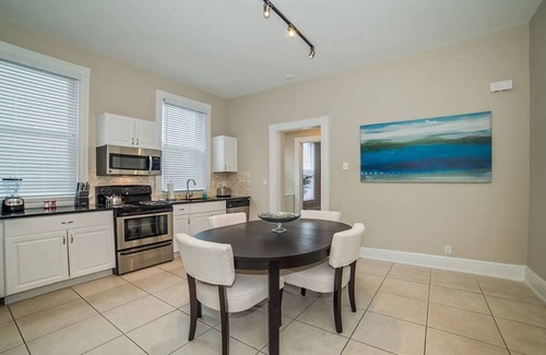 Walnut Hills Apartment | Grand Historic 2 Bedroom Apartment Near Eden Park