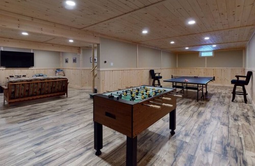 Jay House | Grand Iris Lodge, Adirondack Luxury and Comfort, 4 Bedrooms, 2.5 Baths, Hot Tub & Sauna, WiFi