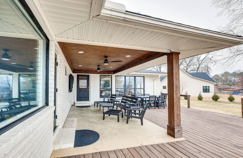 Lake Hamilton Cottage | Grand Lakefront Home in Hot Springs w/Boat Dock!