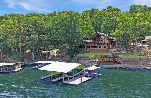 Sunrise Beach Apartment | Grand Lakefront Lodge Retreat