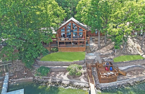Sunrise Beach Apartment | Grand Lakefront Lodge Retreat